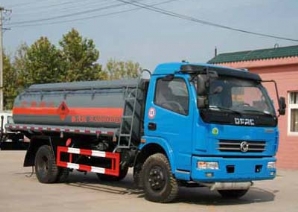 东风玉柴140马力化工液体运输车